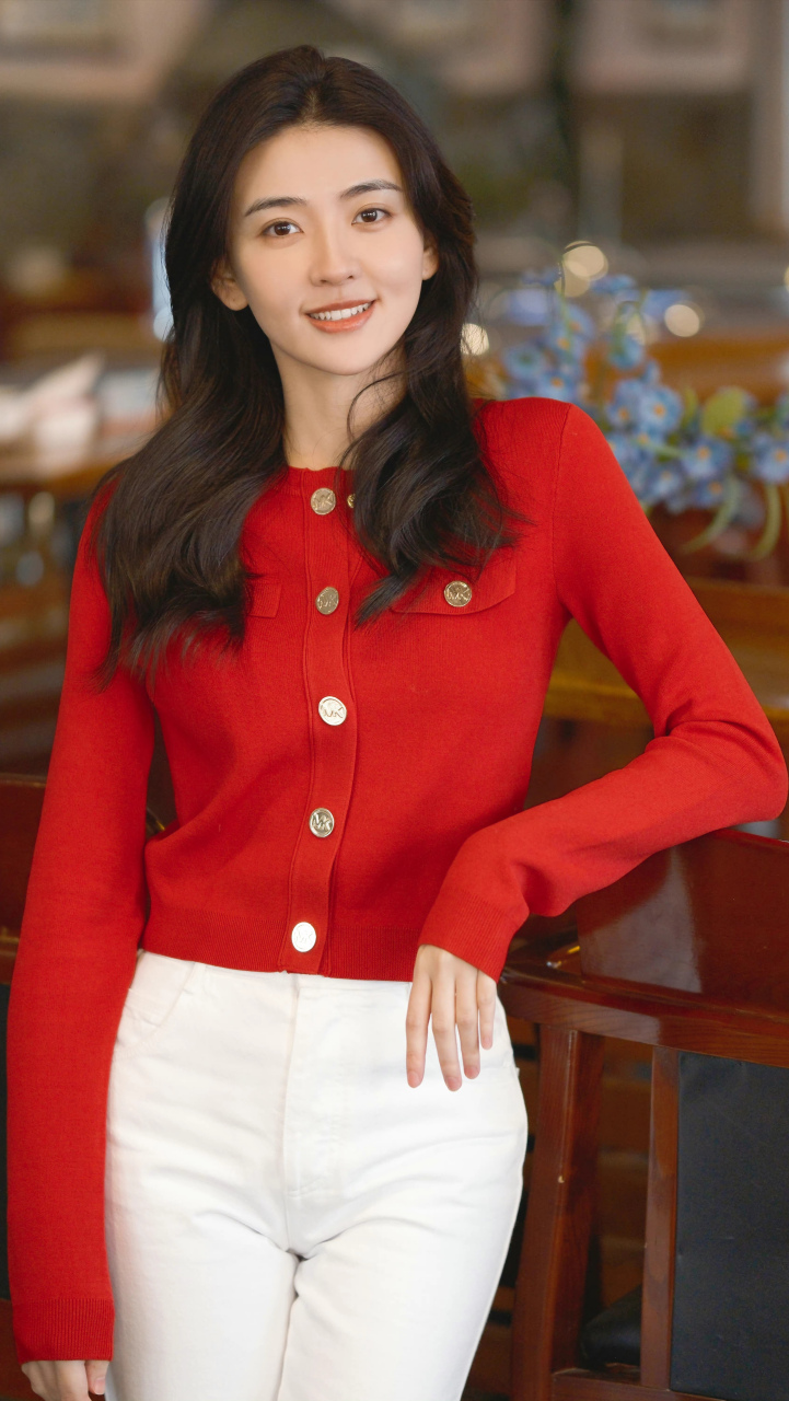 梁洁红色上衣,靓丽甜美#新年开运装