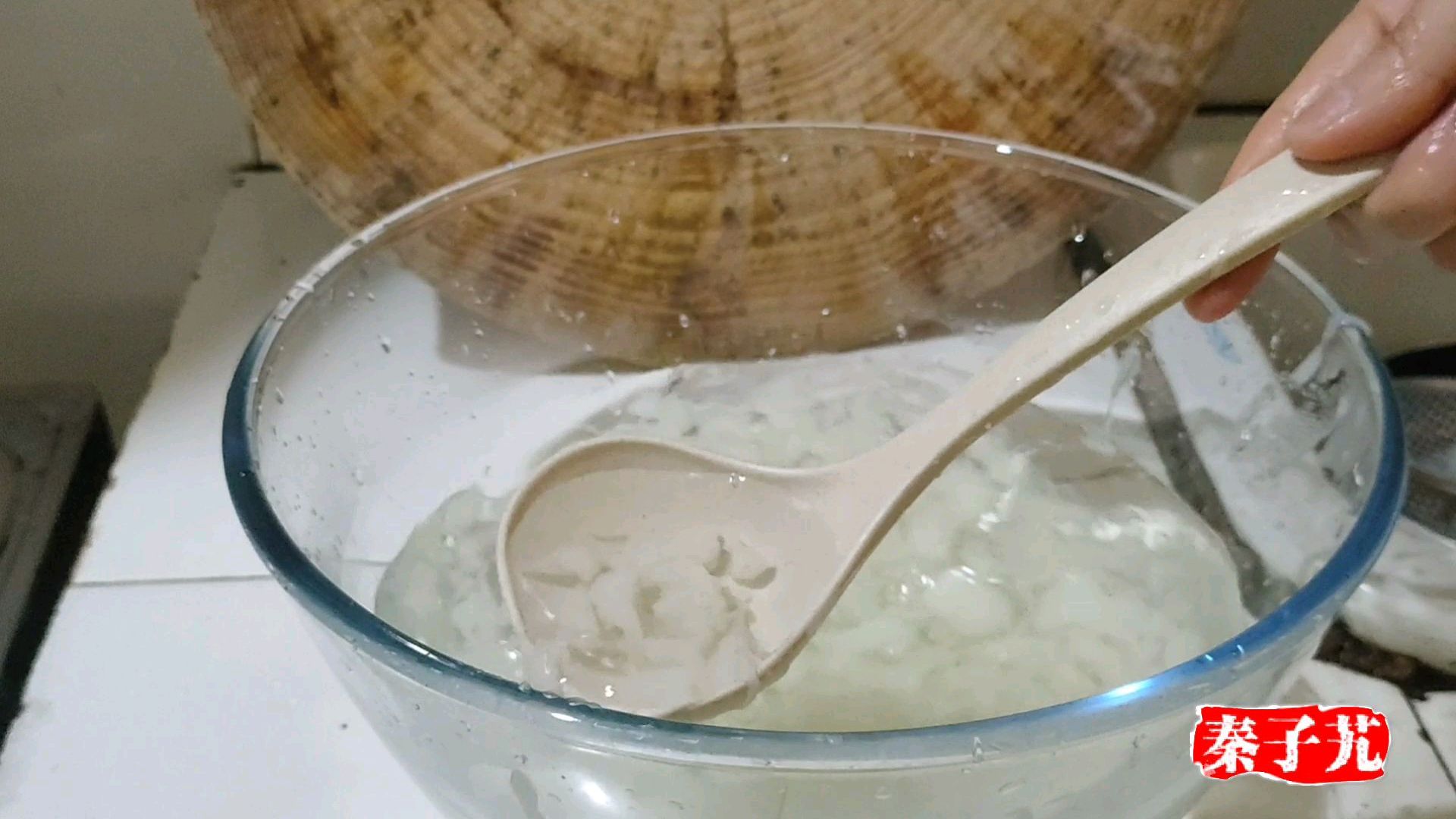 原来凉虾的制作过程这么麻烦,以后不在外面吃了,冰粉它不香吗?