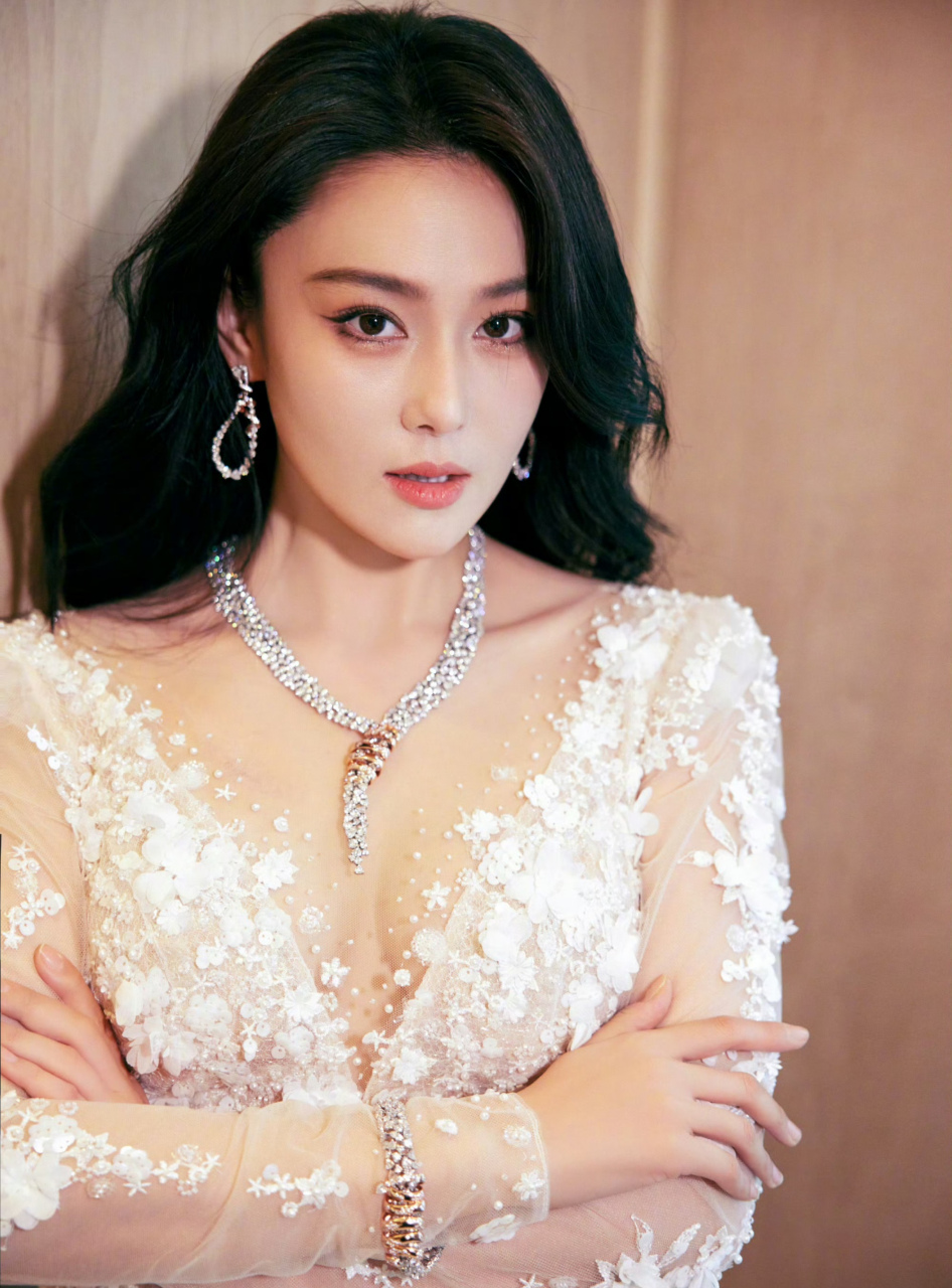 张馨予最新白色半透明蕾丝礼服裙性感迷人,白色珍珠与银蛇项链锦上添
