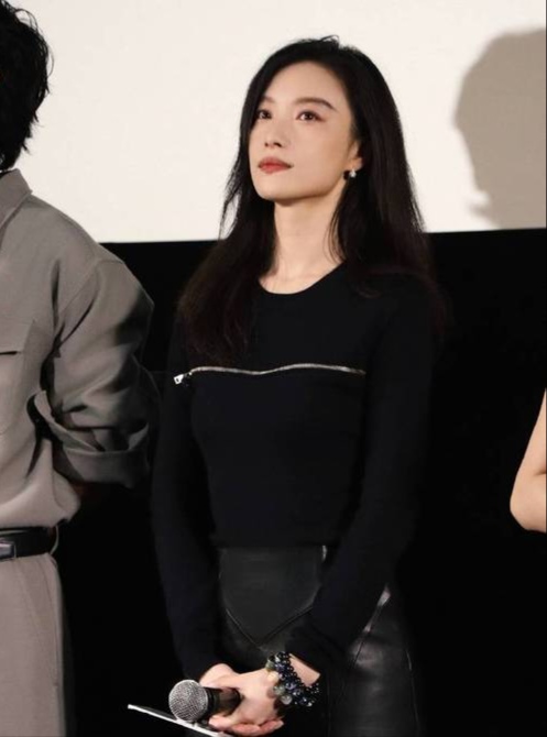 倪妮的皮裙搭长靴是一种非常时尚和有型的搭配