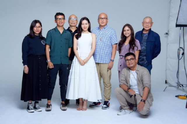 组图：孙艺珍怀孕四个月近照曝光肚子凸起明显用手护宝宝