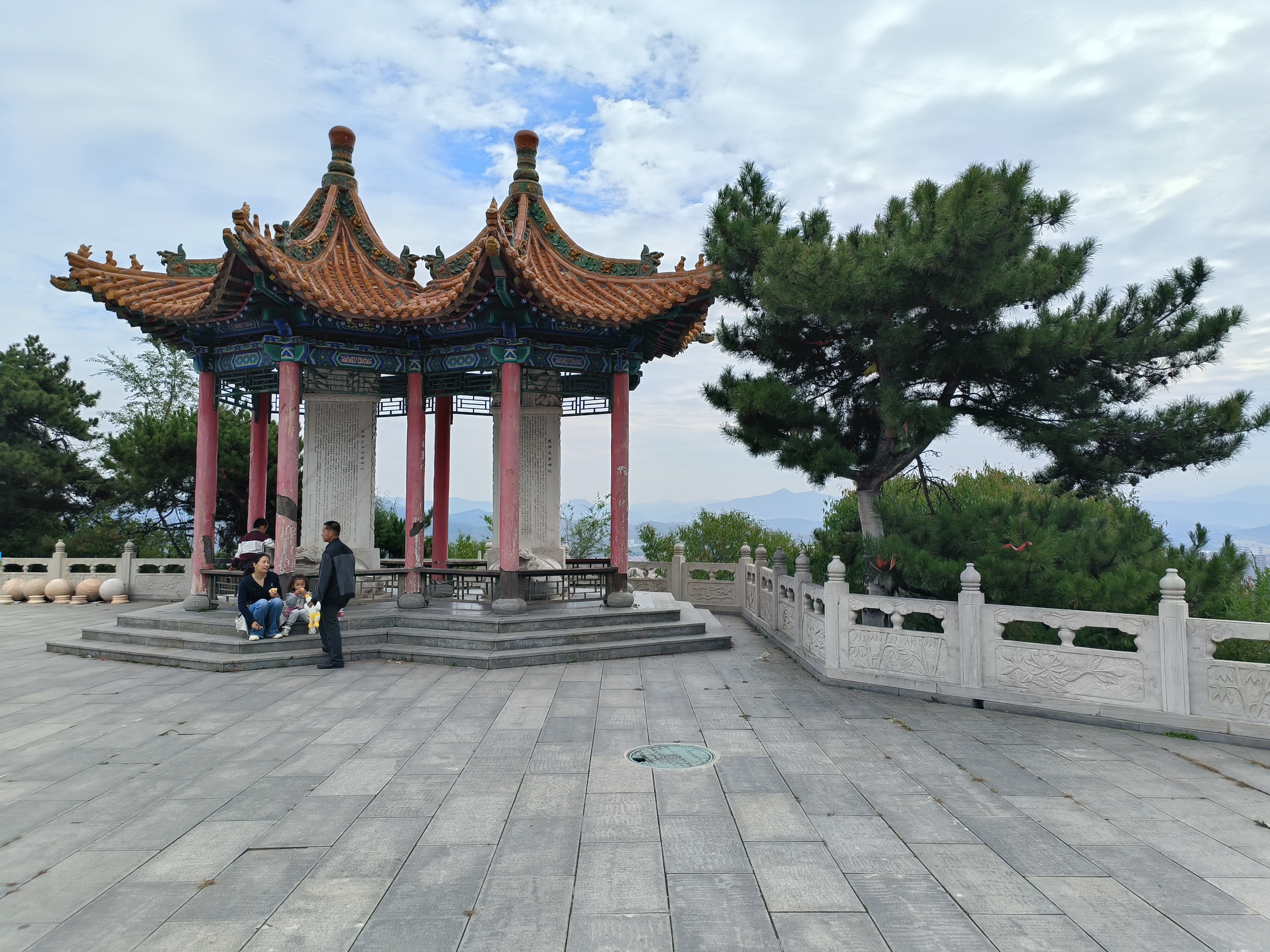 山西和顺佛光寺位于云龙山国家森林公园北峰,规模庞大,气势宏伟,松林