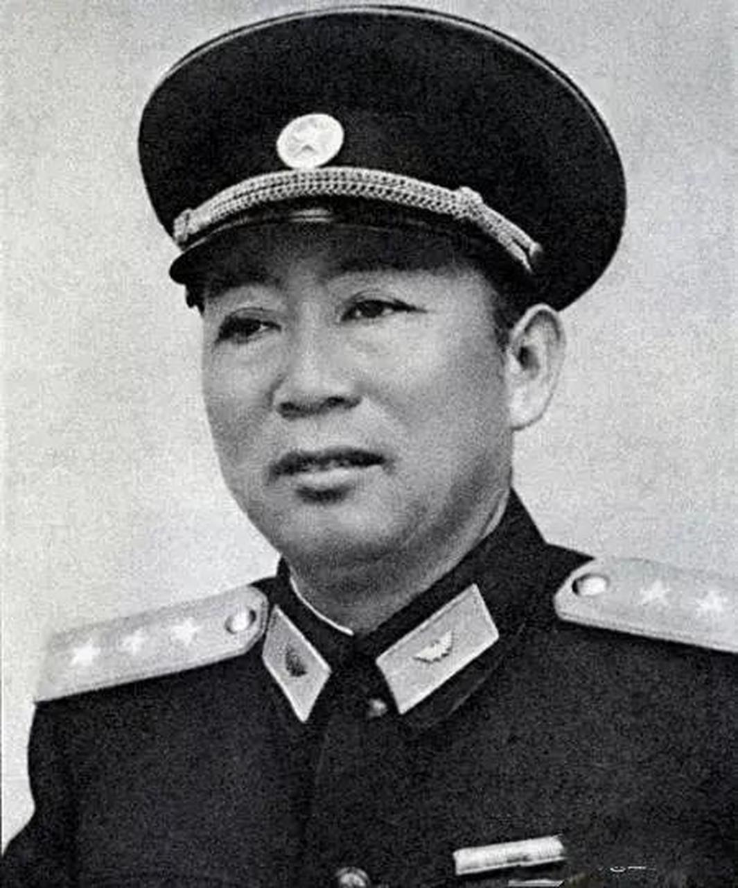 有一年,刘亚楼在青岛空军疗养院疗养,住在十三号楼.
