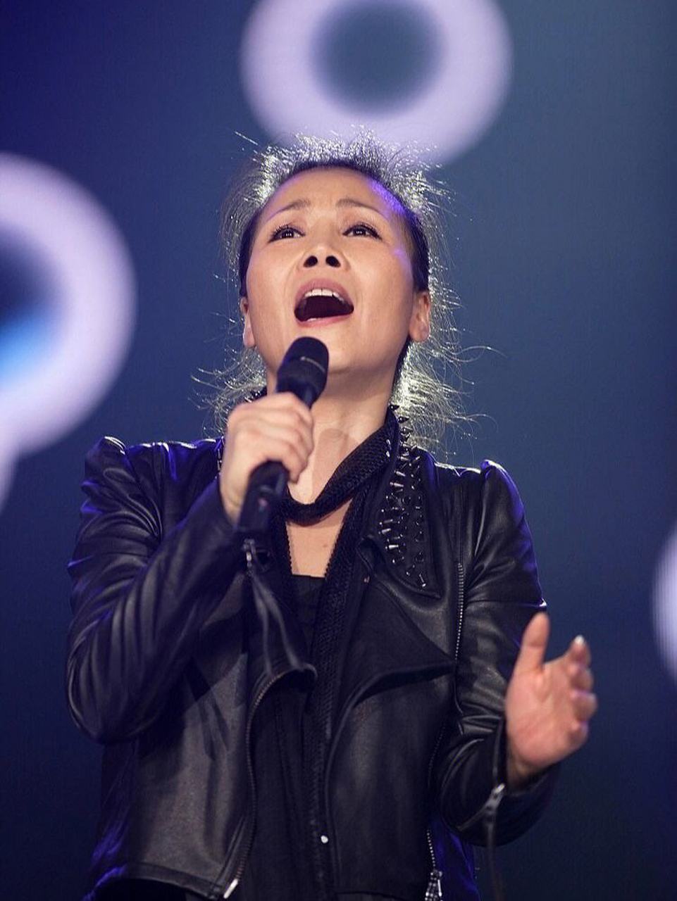 2001年,田震受邀参加某颁奖典礼,主办方提前打电