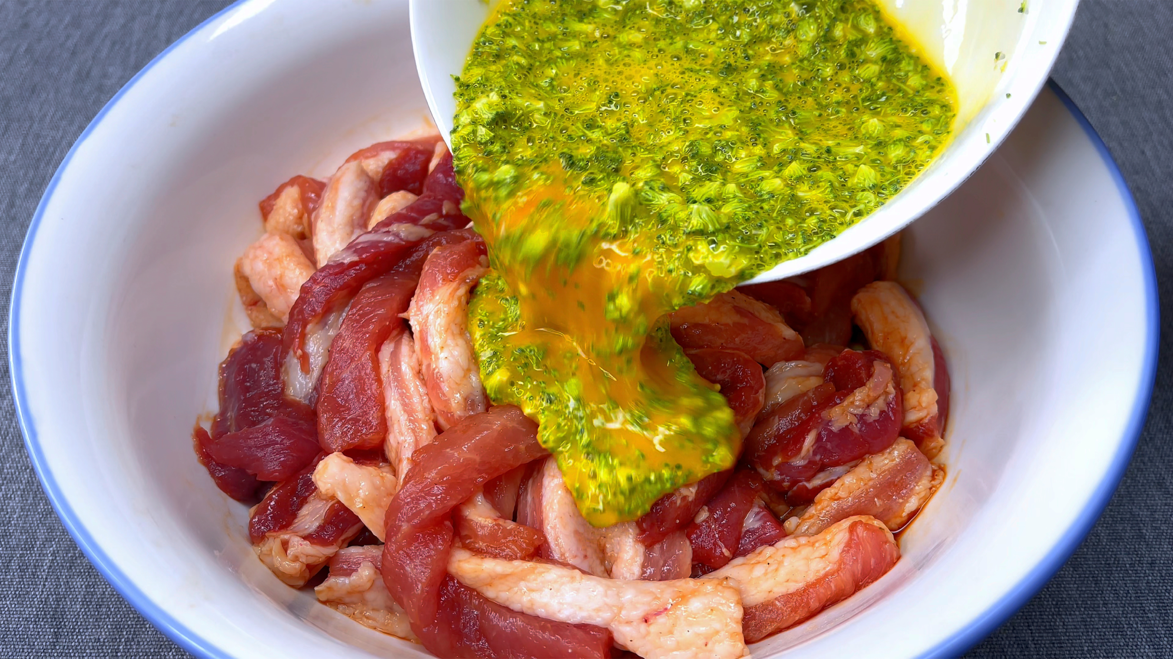 把鸡蛋液倒入五花肉中,教你老一辈秘制做法,出锅比红烧肉还要香