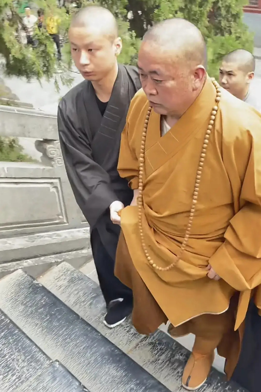 小沙弥时期的释永信和师傅释行正的合照,莫欺少年穷,多年后在他带领下