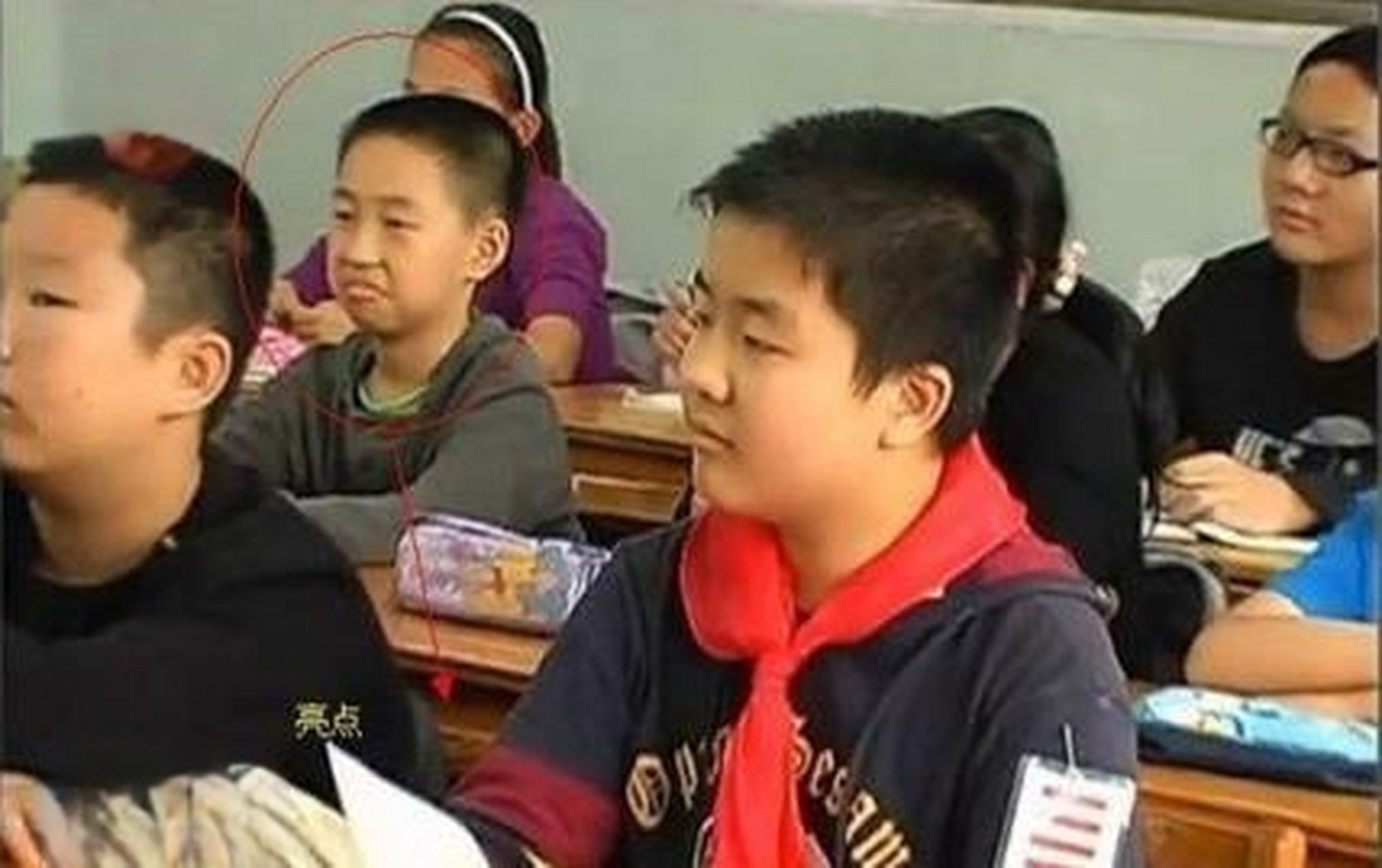 不屑弟和五道杠,如今一个哈佛一个民办大学,人生道路是一步步走出来的