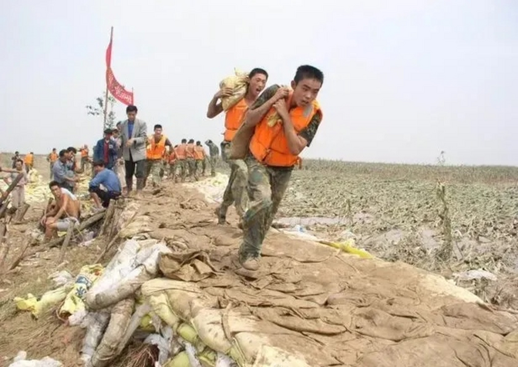 记得1998年抗洪抢险的时候,媒体报道的都是我们的群众和解放军战士在