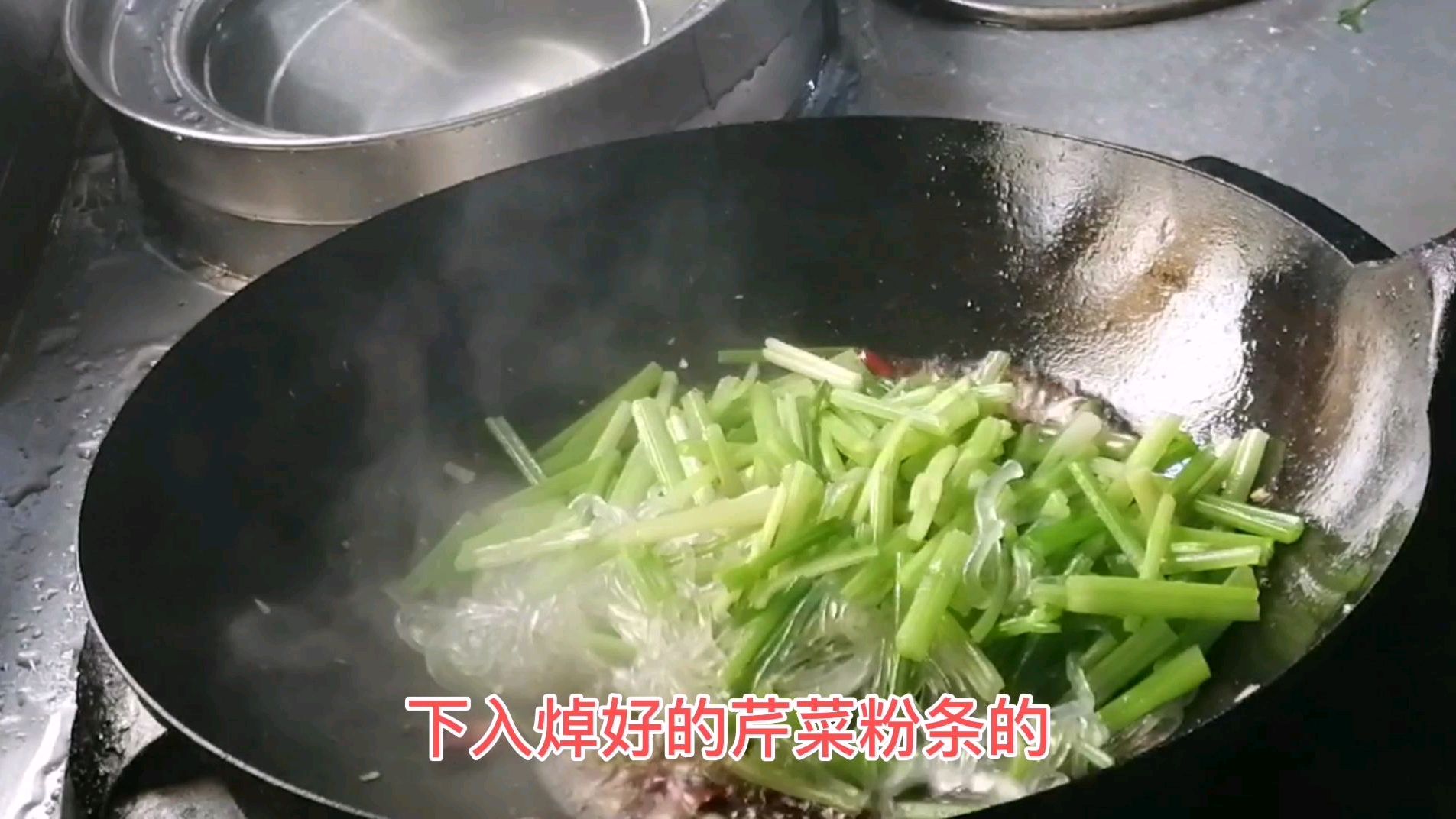 饭店大厨教你芹菜炒粉的家常做法,芹菜脆嫩入味,粉条软糯筋道