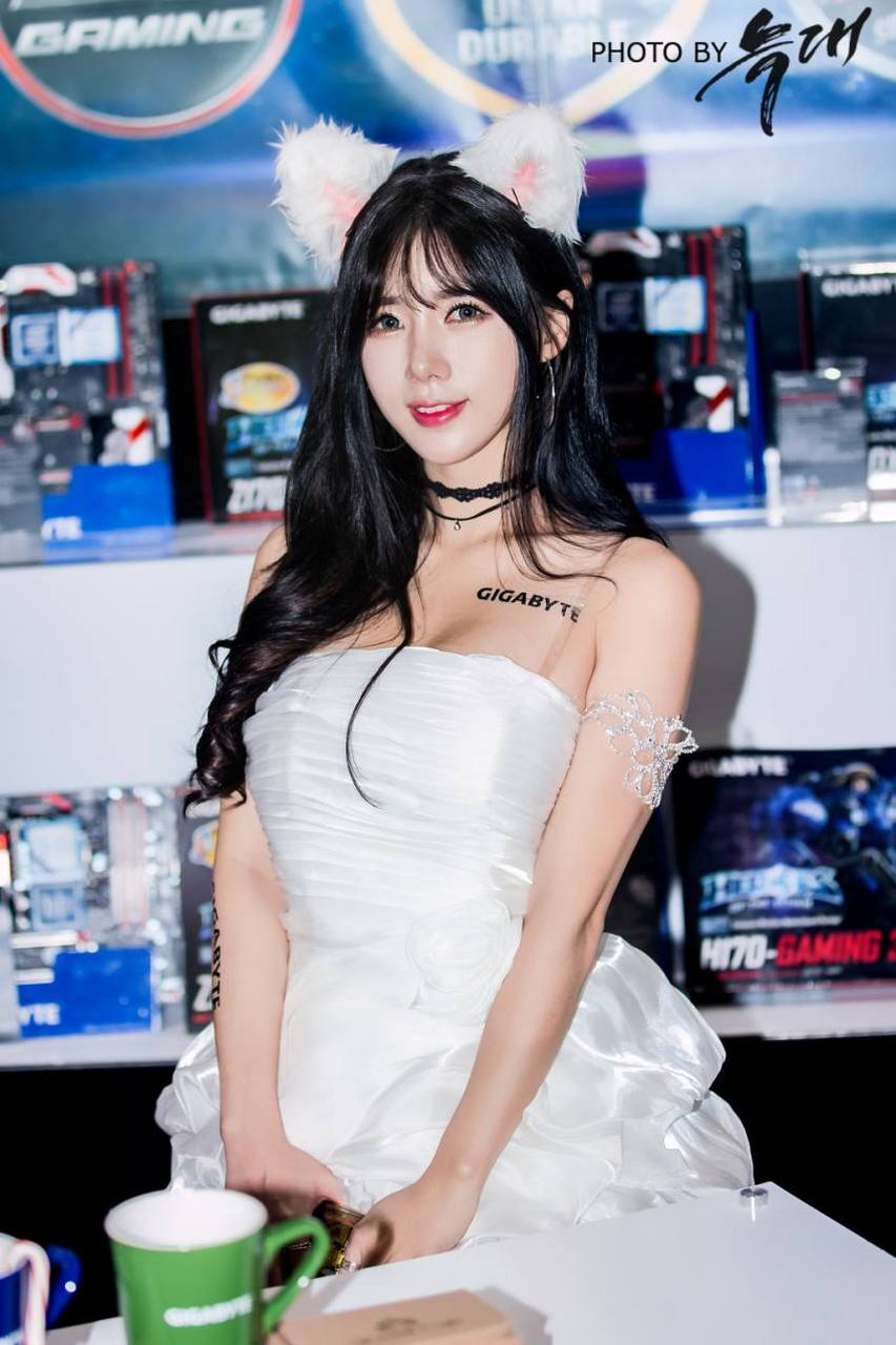 图上的这位小姐姐叫,中文名字宋姝儿,也有人叫她宋姝娥,是韩国的一位