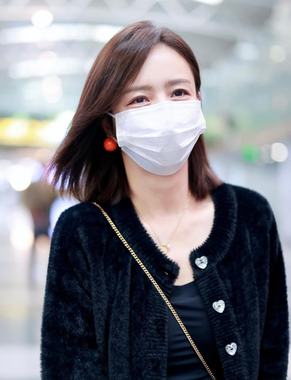 佟丽娅 最新机场街拍,毛绒短外套搭配棋盘格休闲裤,时尚舒适又保暖!