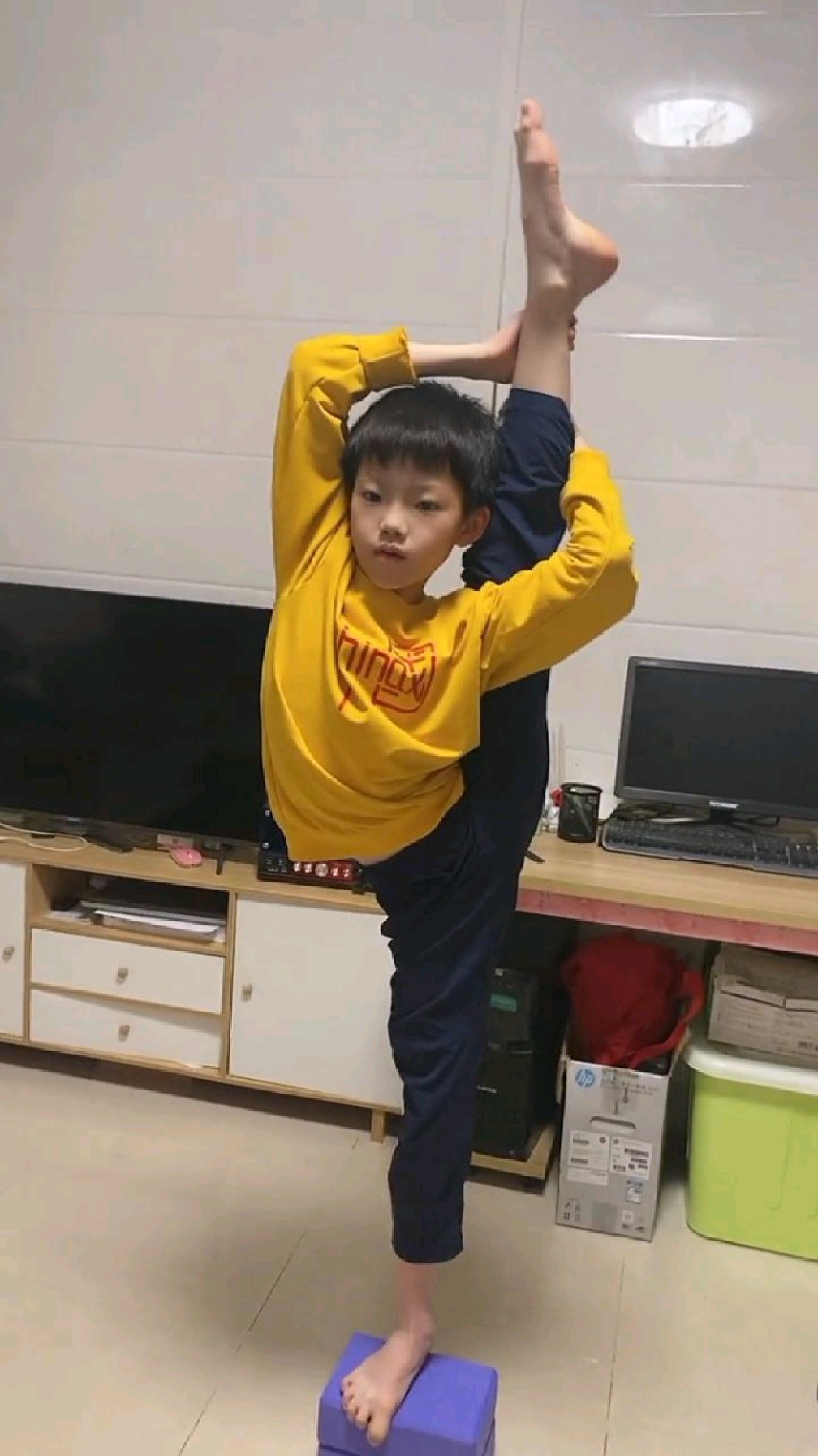 被妈妈在家监督练功的舞蹈男孩-度小视