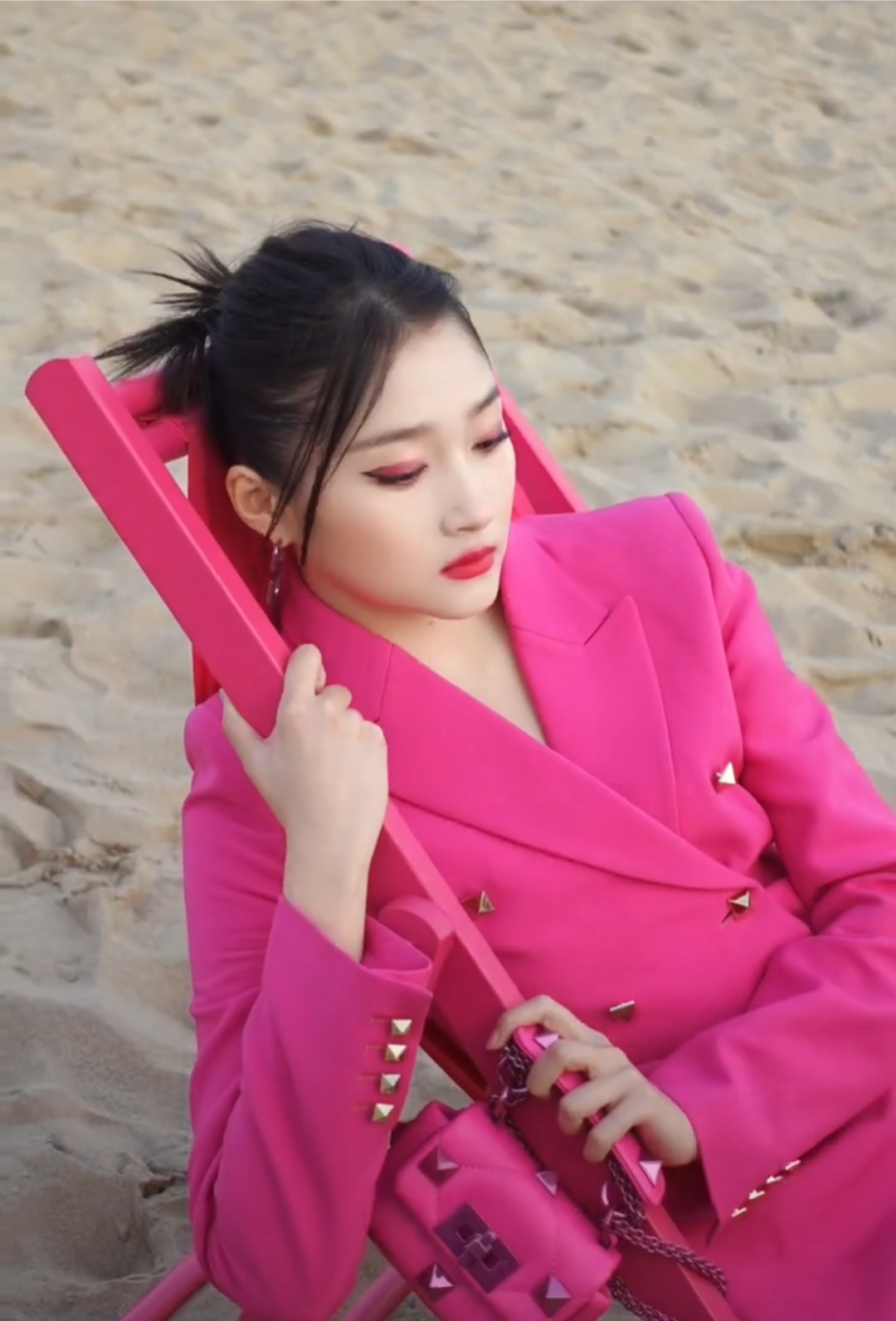 关晓彤穿粉色衣服海边快乐度假,大长腿十分吸引人