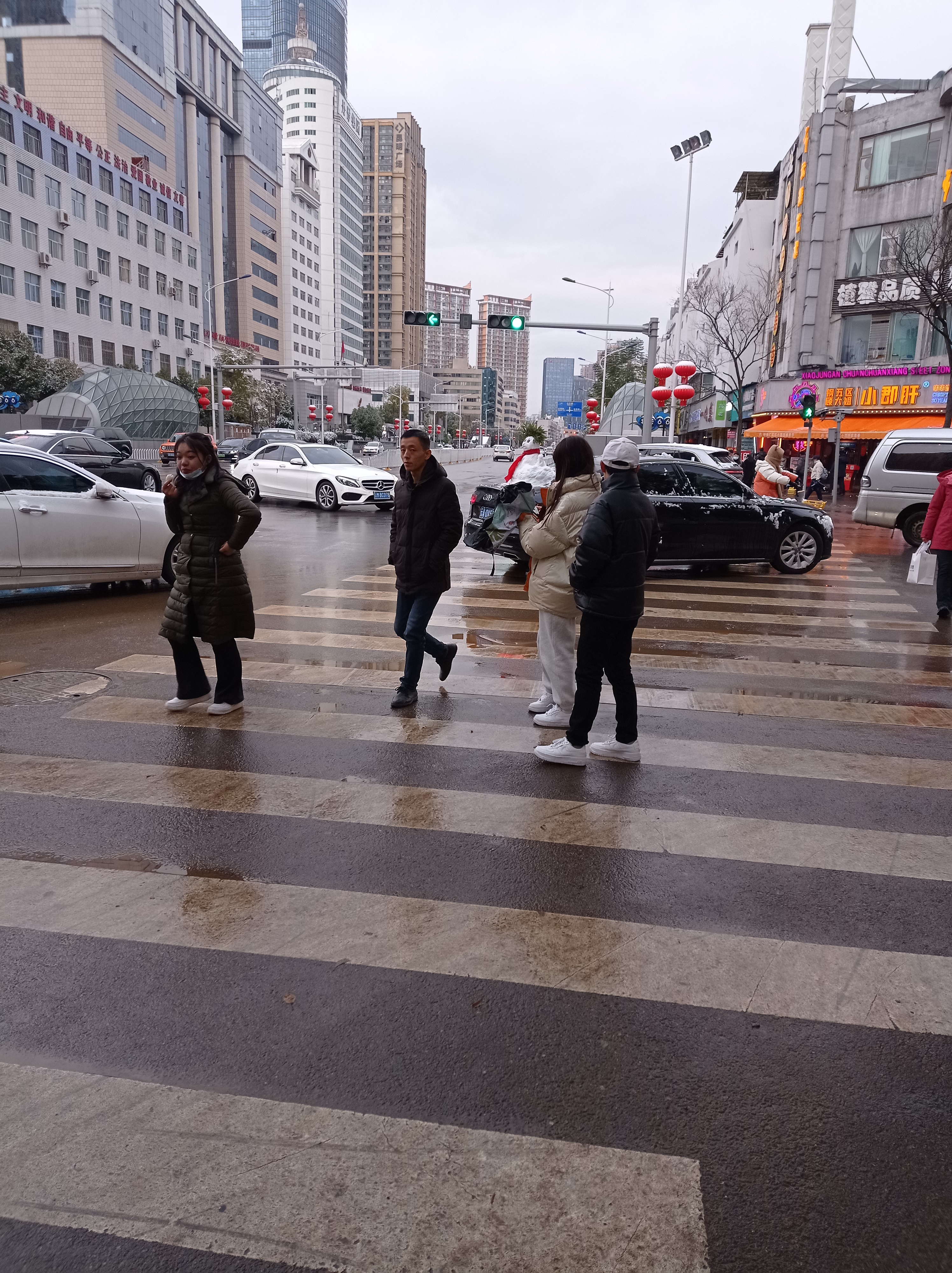 昆明下雪啦雪景美如画少见多怪的昆明人疯狂了