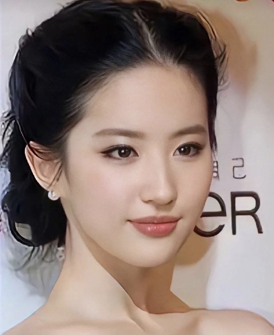 怼脸拍也照样美得惊人.刘亦菲.