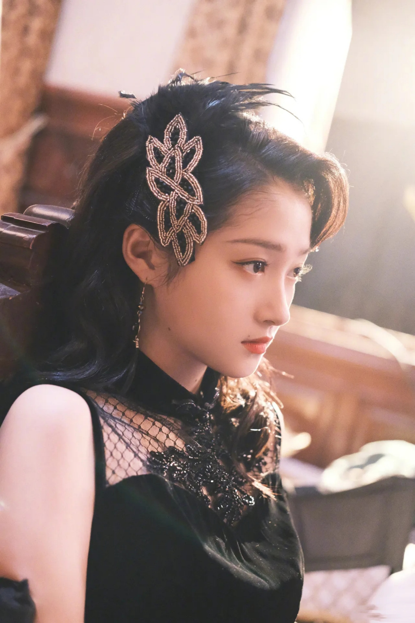 从侧脸来看,关晓彤饰演民国时期的美女还是可圈可点的,女性的知性美有