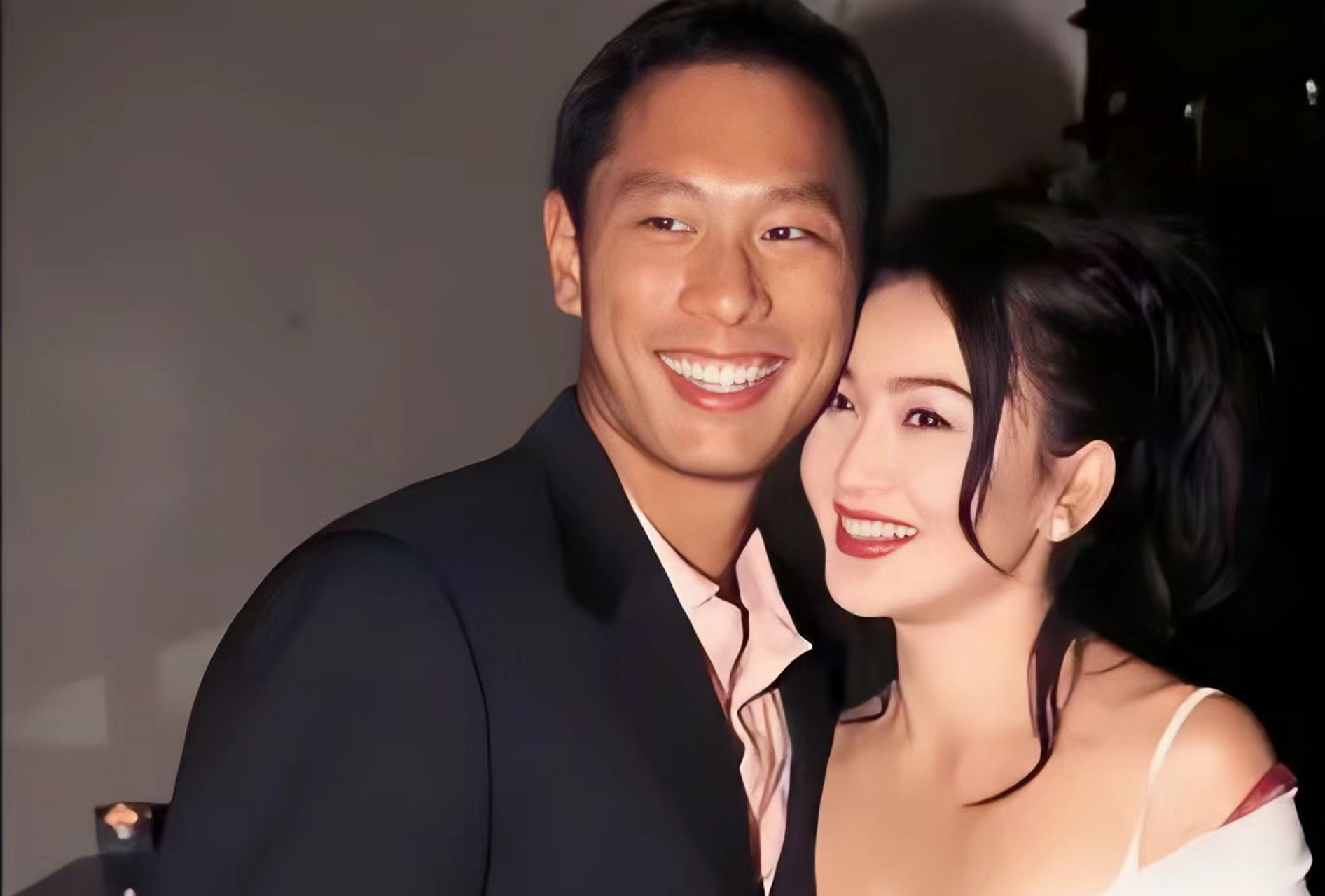 56岁温碧霞跟60岁富商老公  结婚22年熬成了叔侄恋冒