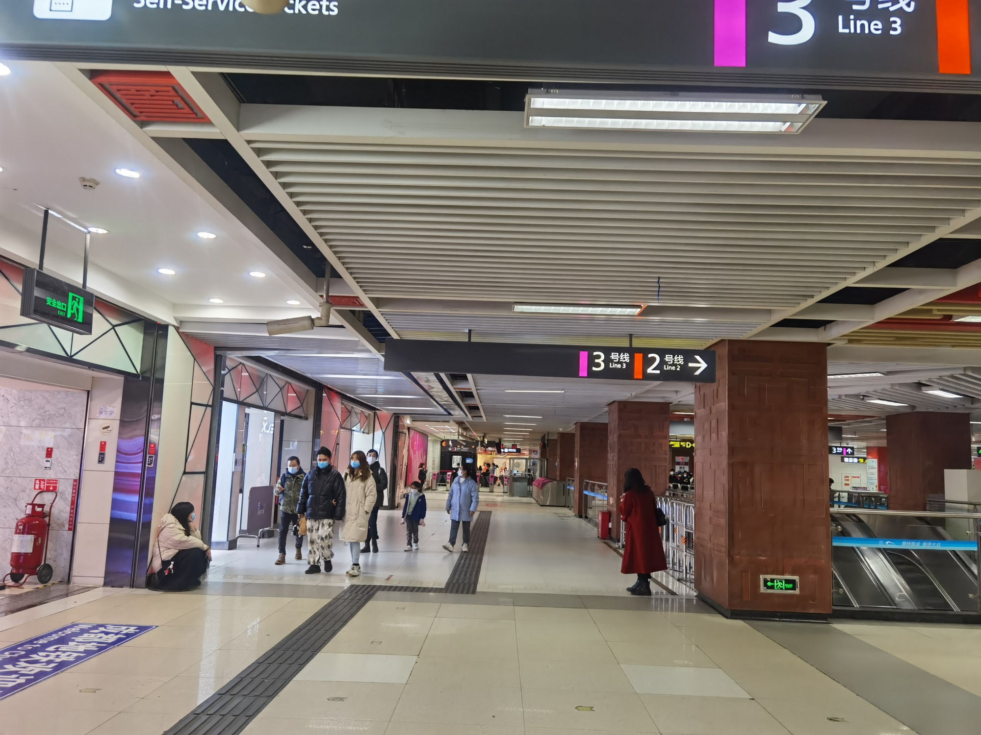 疫情防控下的成都春熙路地铁站,如此的陌生