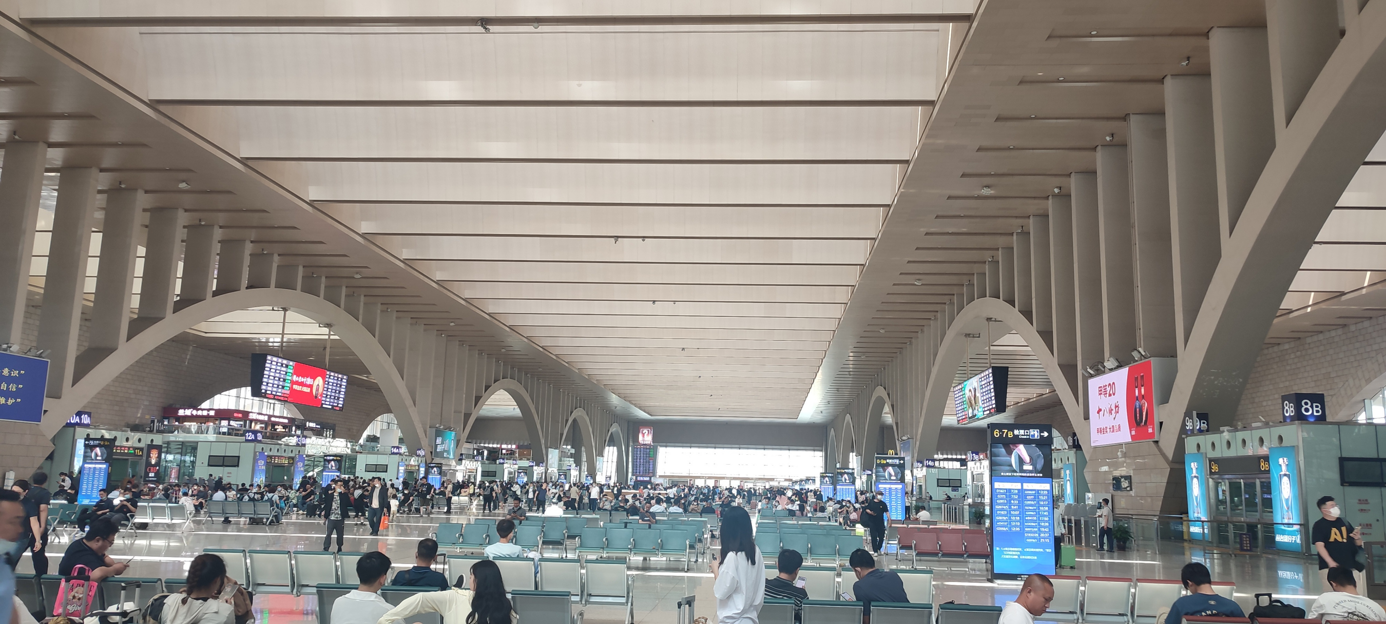 省会城市的高铁站中,我认为石家庄站的设计是比较合理的,因为火车轨道