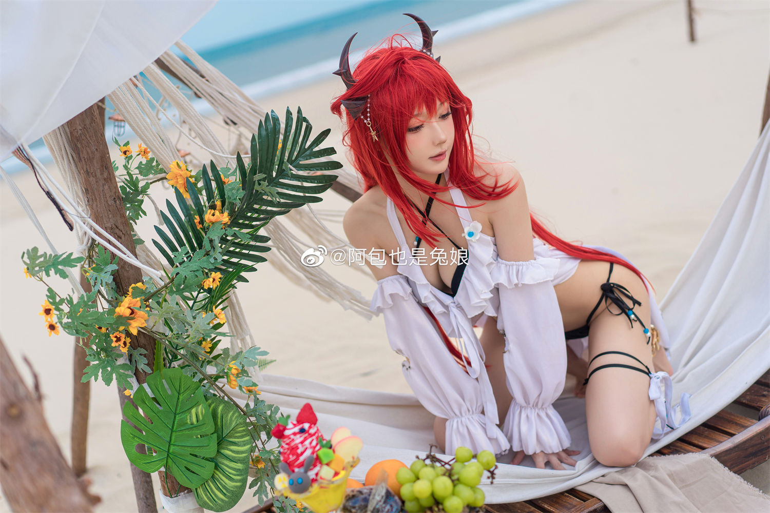 阿包也是兔娘cos明日方舟史尔特尔,体验台风天的海边 阿包也是兔娘cos明日方舟史尔特尔,体验台风天的海边