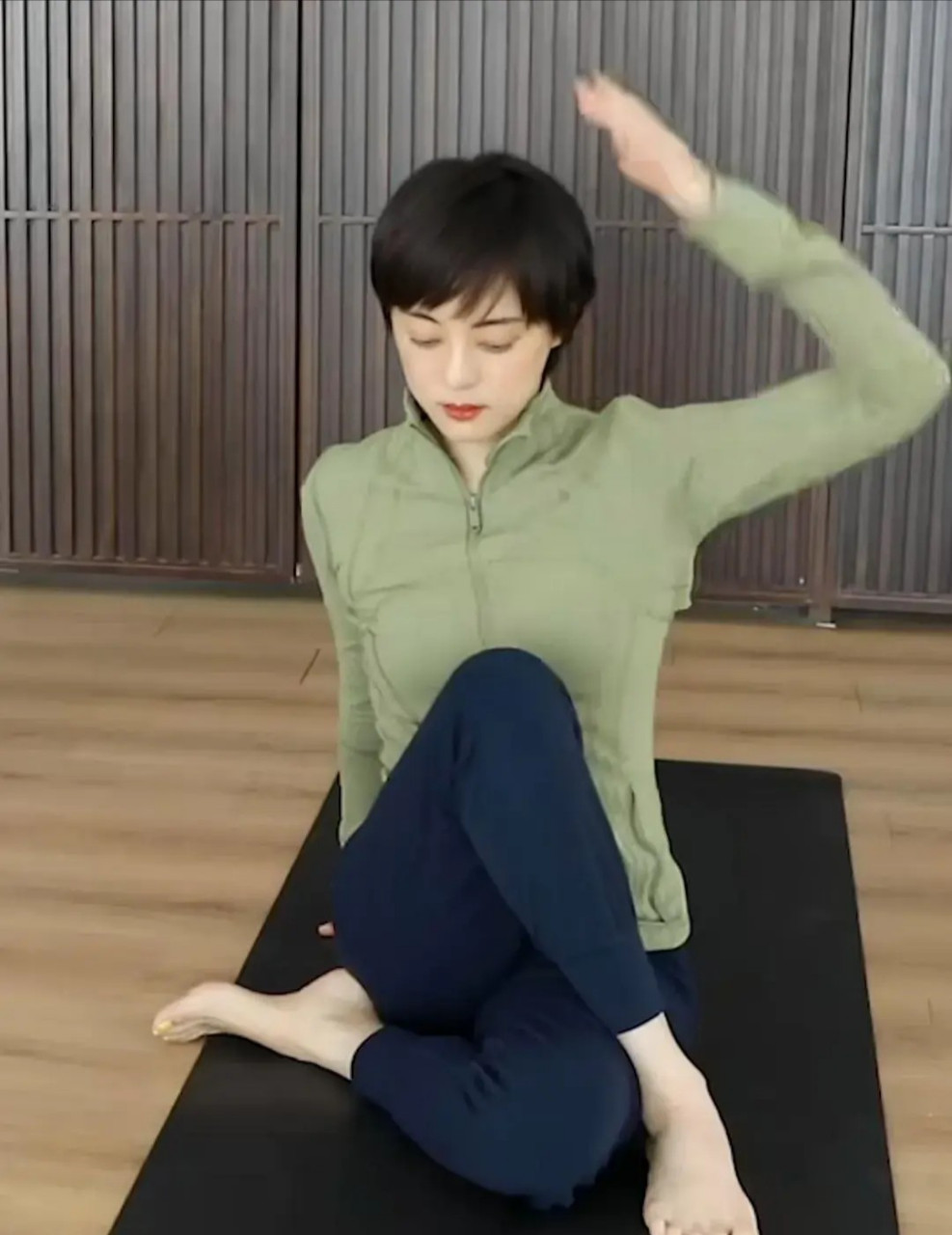 孙俪周末不休息还在练瑜伽,头发好不容易长一点又剪短了,好在孙俪现在