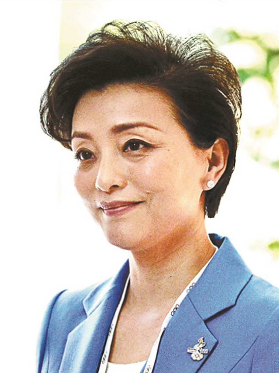 一向漂亮优雅的杨澜突然老了,主要表现在两只眼睛周围