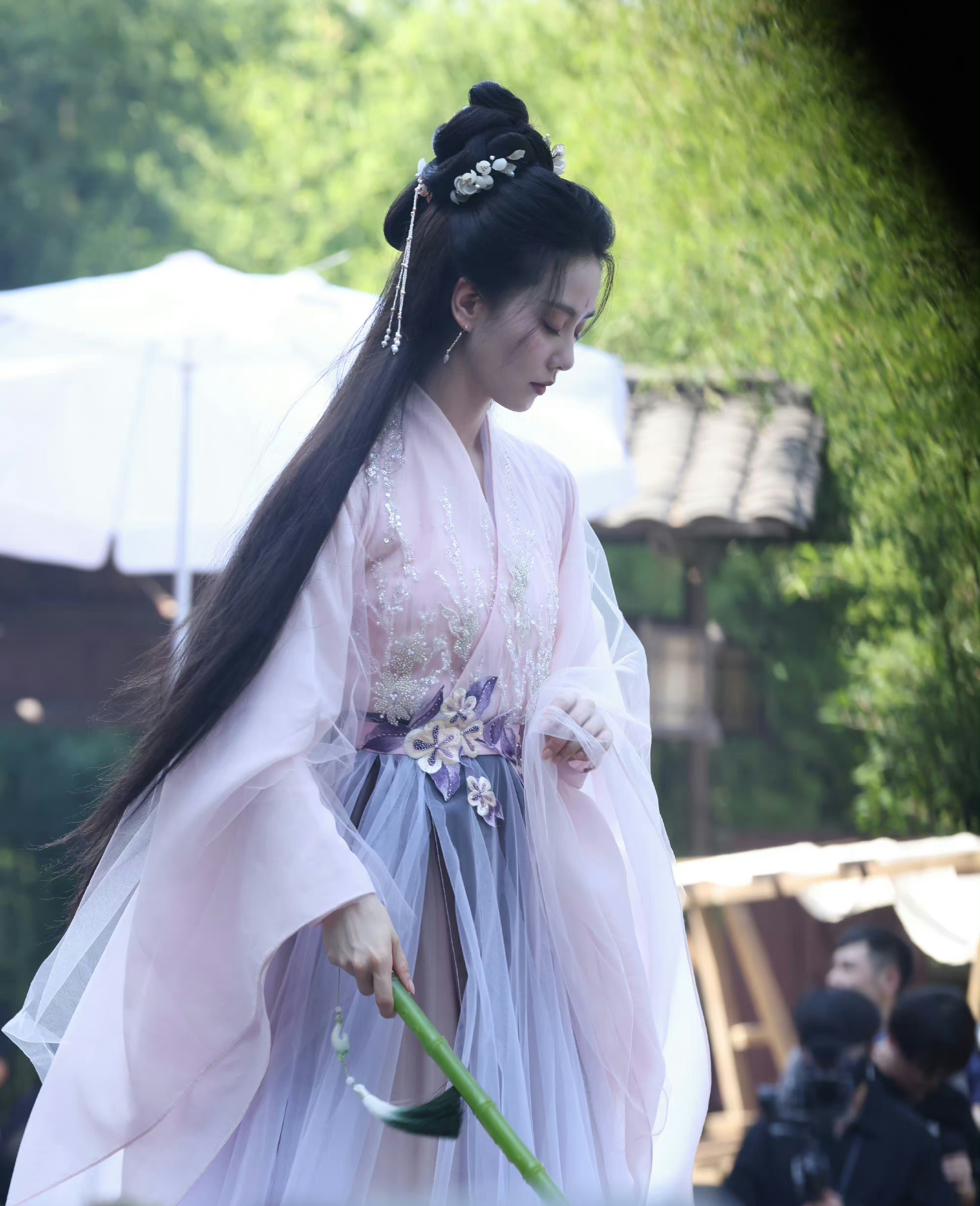 狐妖小红娘真人剧,刘诗诗一身粉衣俏皮可爱,王权霸业很显老