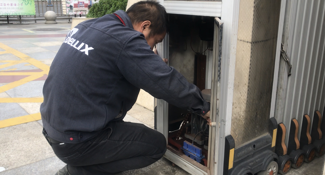 伸缩门学校维修案例