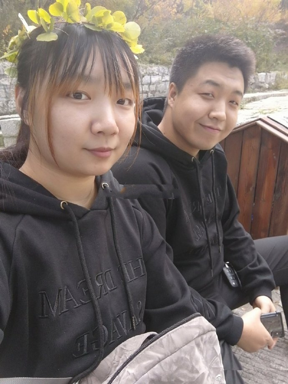 这个男生鸡嘴耳,眼下又发黑,额头有美人尖.