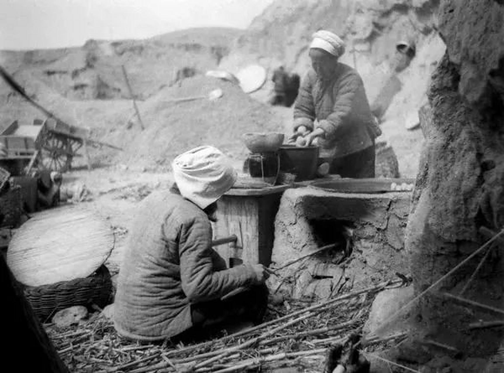 1941年,反扫荡,民众在山野生活,可见十分艰苦.