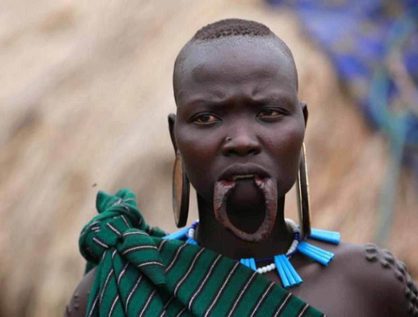 在非洲有一个以割唇为美的民族,他们最先是以丑来保护自己,后来发展成