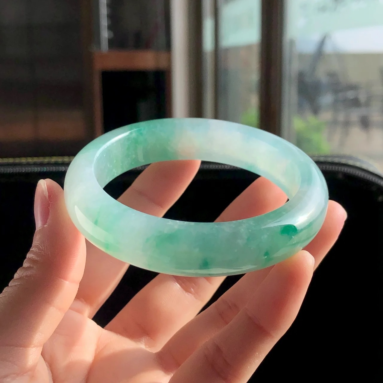 高冰正阳绿水足正装手镯 老坑高冰料子,质地冰润细腻,种水饱满,清新