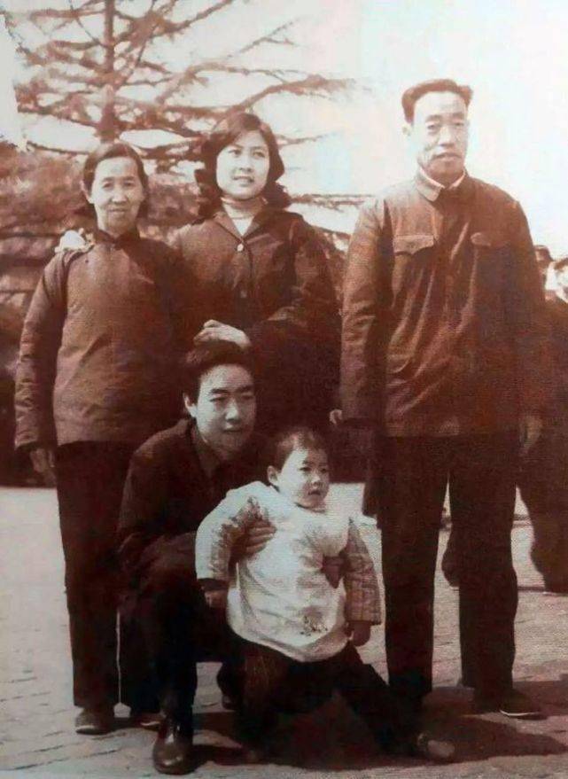 贾平凹二婚娶小17岁的美女护士,竟与发妻韩俊芳姐妹相称