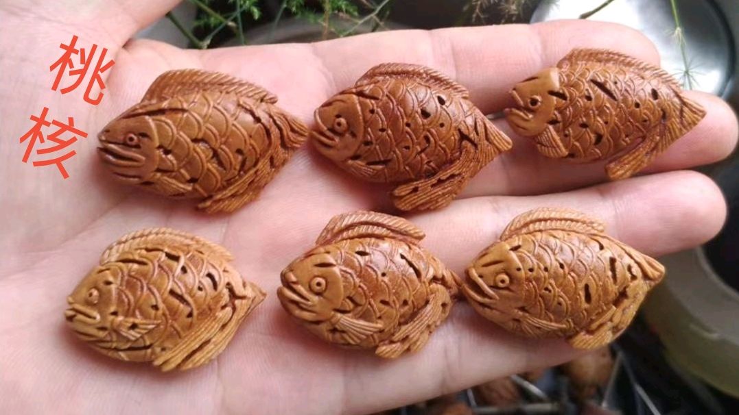 这鱼是用桃核雕刻的,来看看雕刻过程,神奇吧!