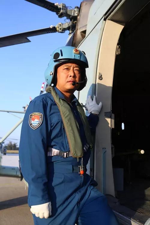 南京军区空军司令员杨焕民在酒店遭遇歹徒挑衅,将军说:快滚出去