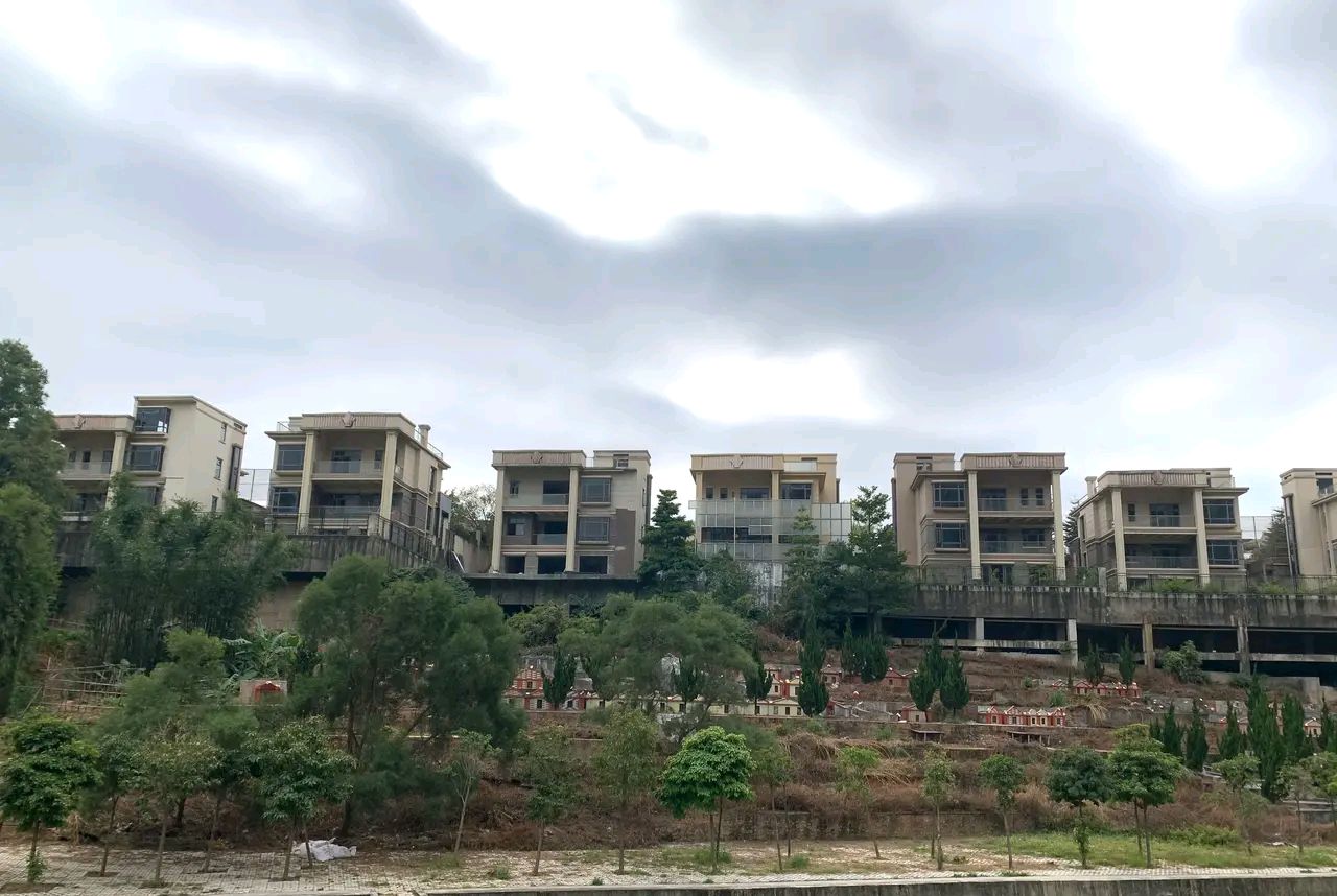 网友调侃"一线坟景独栋 零距离与先贤倾诉"