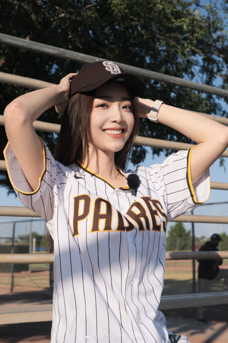 「lpl老婆」余霜参观mlb球场,运动风太有活力了
