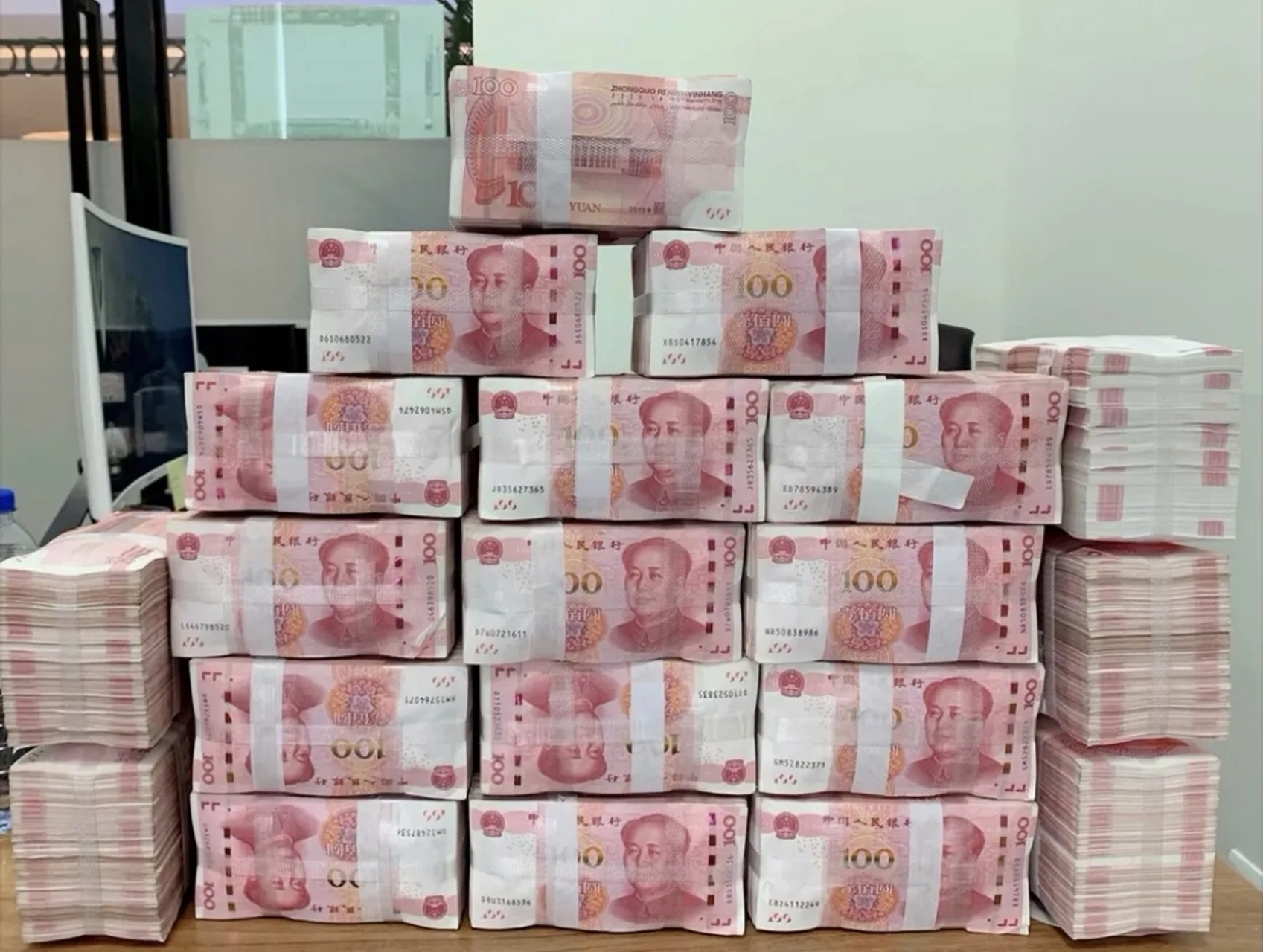 网友:这里是两百万现金,如果这是你的钱,你会用它来做什么?