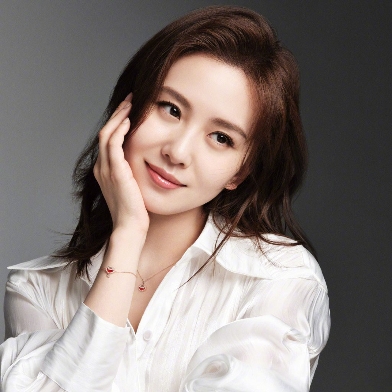 1,于正回应吴谨言两年没戏拍,表示找她的剧本要比白鹿少很多,新剧播出