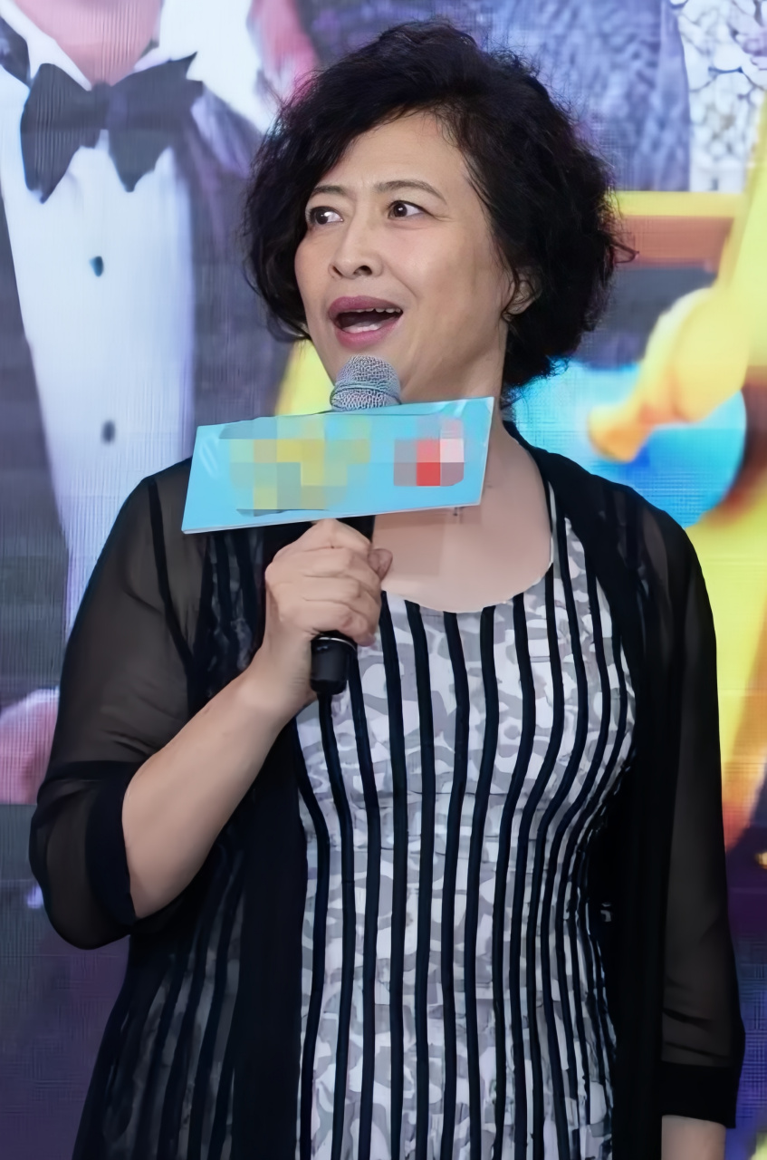 许娣的穿着十分适合同龄女性,避免了展露