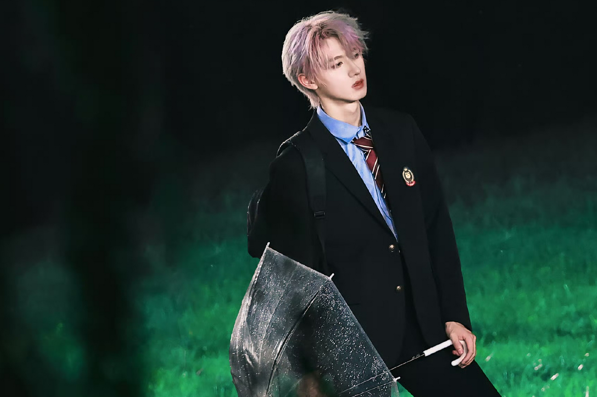 朱志鑫雨中撑伞路透,这是什么优质男高啊,太帅太有氛围感了吧#娱乐最