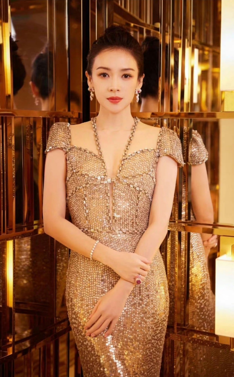 章子怡状态真好,一袭金色礼服裙,优雅高贵,气场十足,妥妥的女王风范!