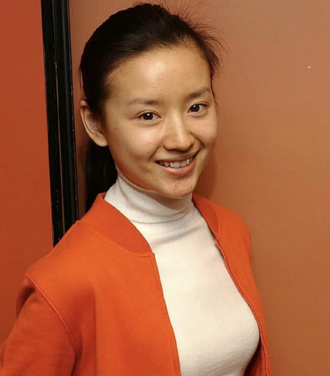 20岁的董洁,素颜的她皮肤不白有痘痘,牙齿也不整齐,但面容清秀,笑容