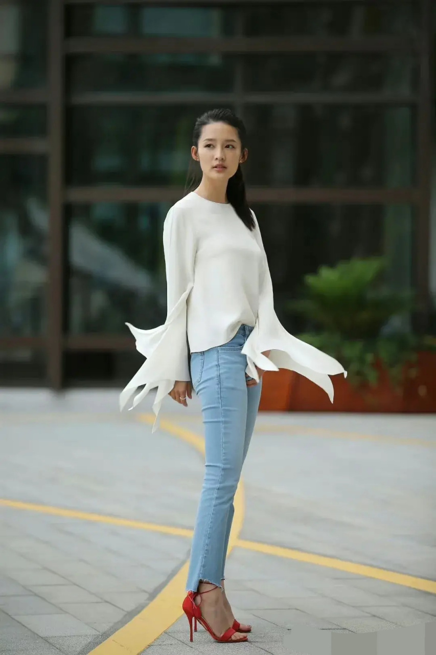 李沁紧身牛仔裤秀美腿修长,美的时候真的让人陶醉#娱乐最前沿
