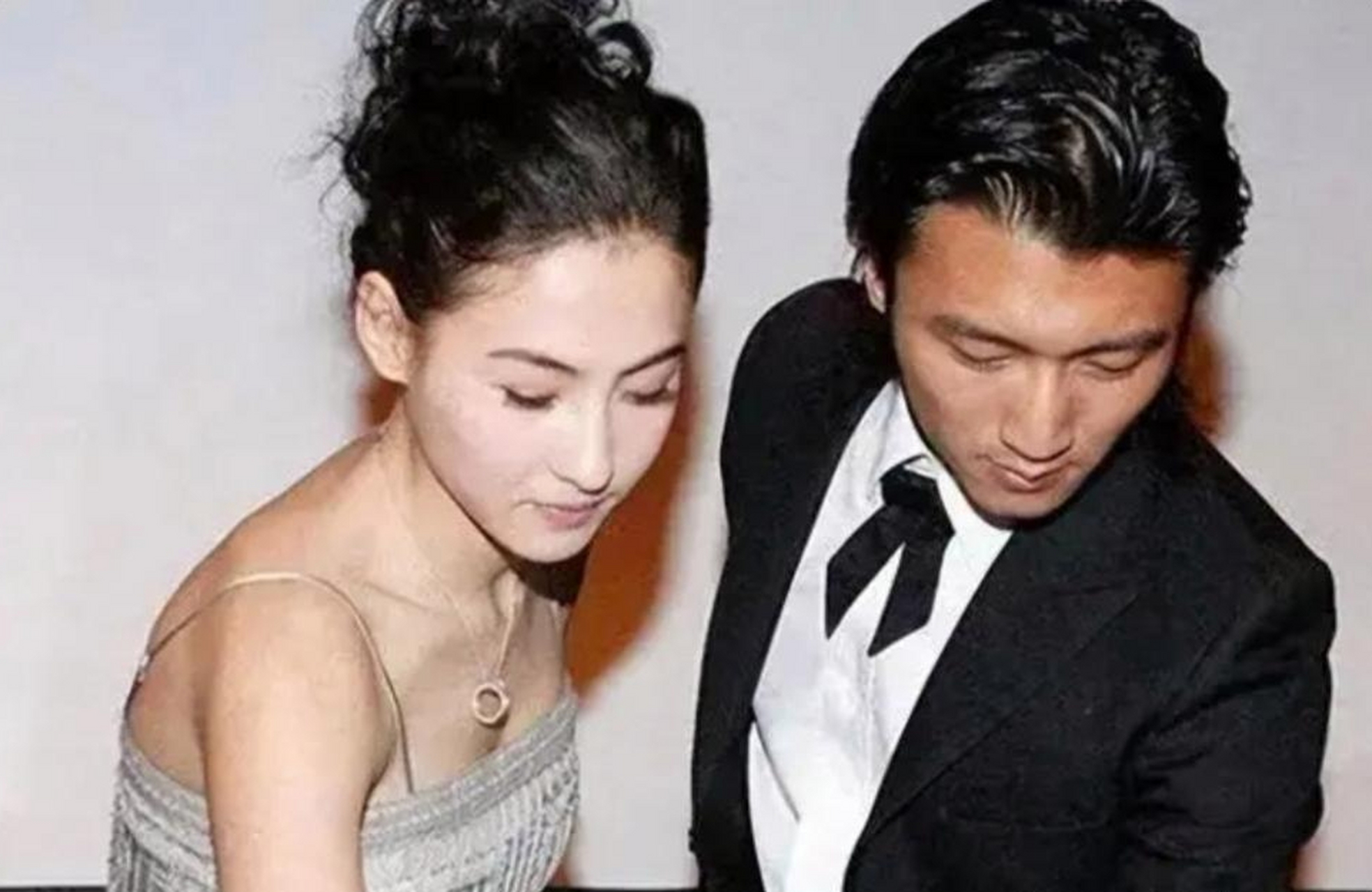 王菲公开向谢贤挑战,锋菲恋再引关注 在娱乐圈中,关于王菲与张柏芝