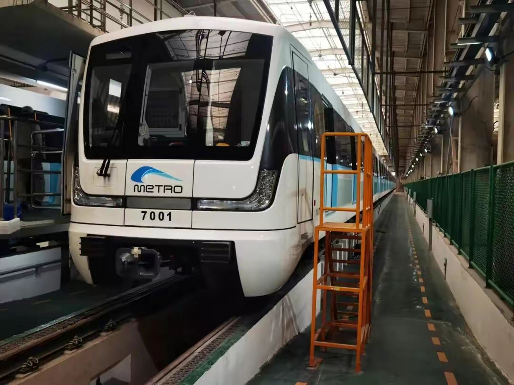 成都轨道交通8号线二期首列车  在成都长客新筑轨道交通装备有限公司