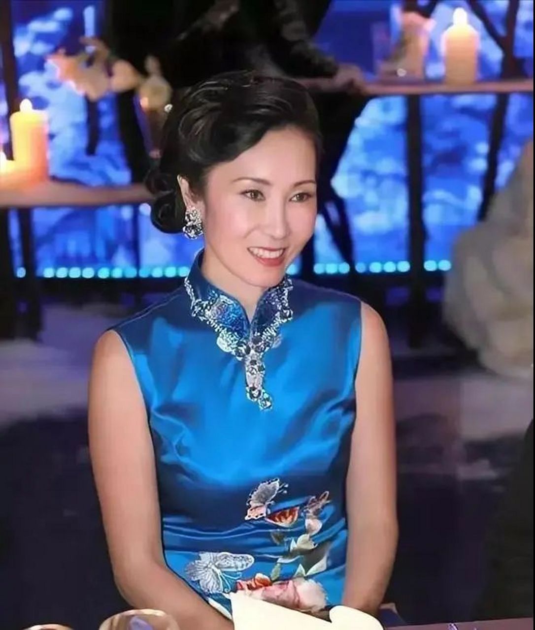 "主持问王健林老婆:"你老公资产过亿,前几年还是首富,你也算是嫁入