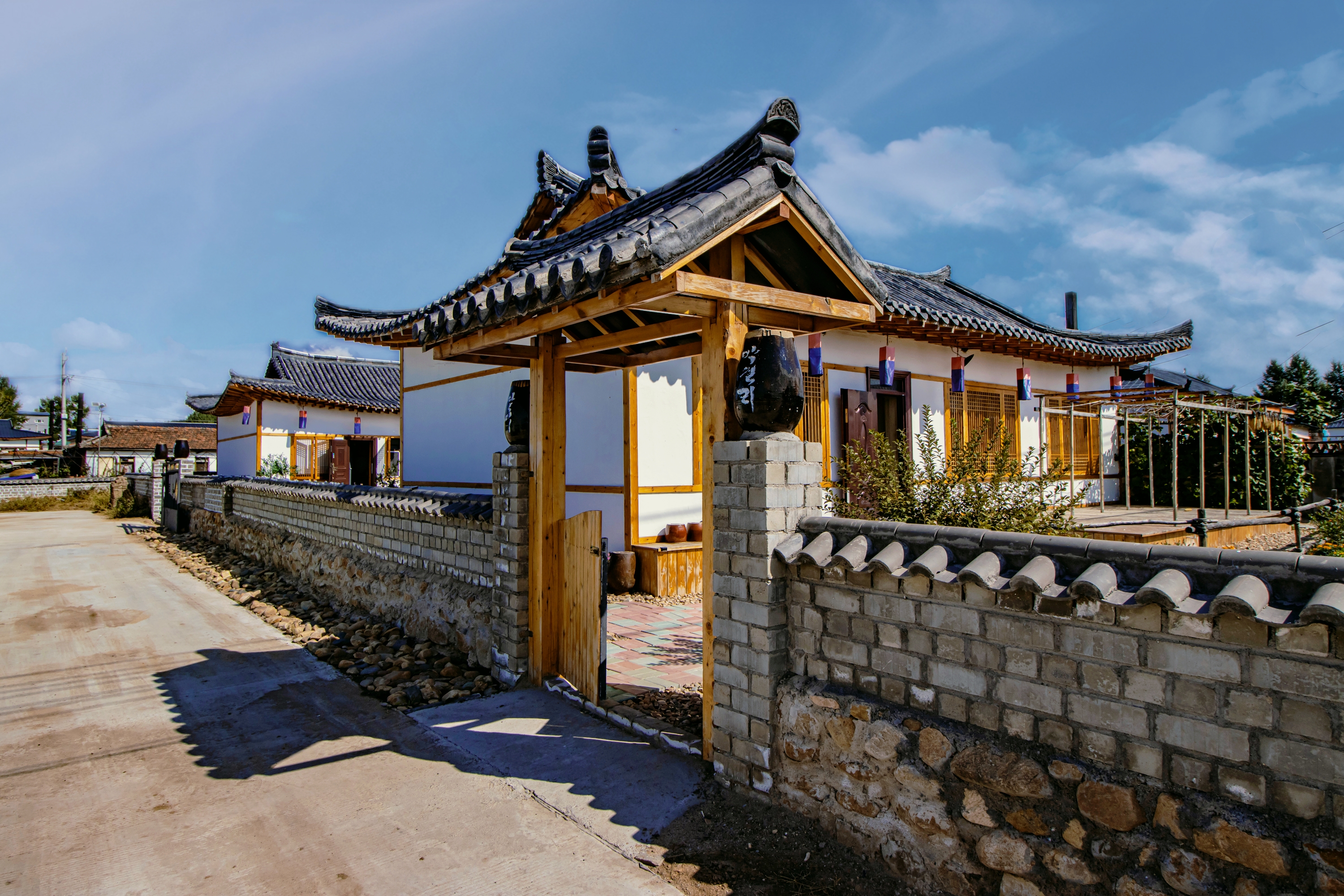 在吉林省延边州和龙市有一座光东朝鲜族民俗村,这里98%左右的村民都是