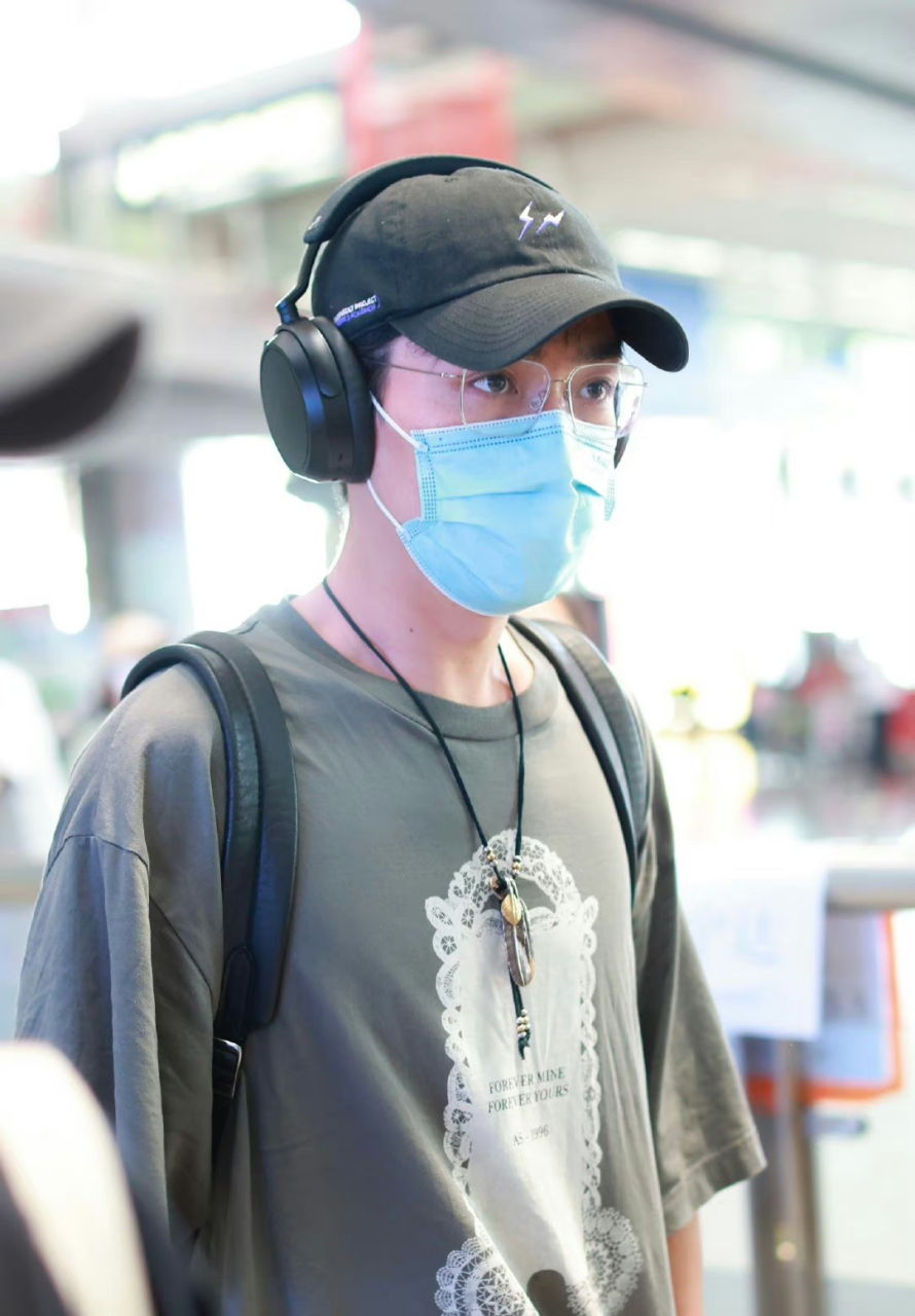 朱一龙 现身机场,挂脖耳机双肩包,简单清爽的大男孩.