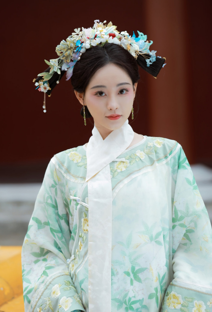 看祝绪丹穿着清宫古装,戴着兰花古式头饰,像清宫里的格格一样出宫了!